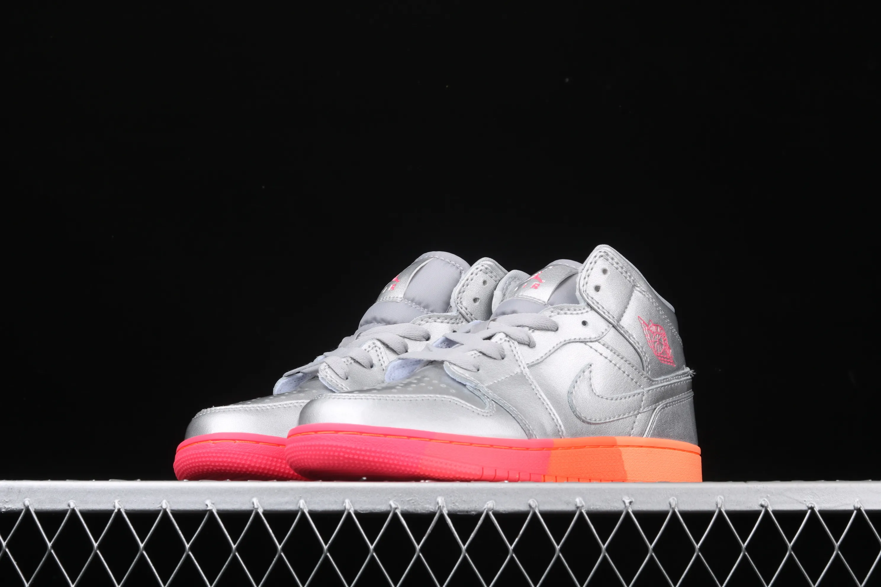 All categories Air Jordan Jordan series basketball shoes Air Jordan 1 Mid Air Jordan 1 Mid SE AJ1 Joe 1 silver powder patent leather mid-top basketball shoes 555112-006
